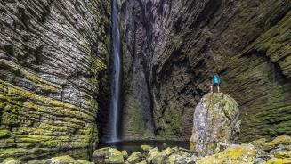 【2025-06-05】 隐藏的美景 福玛萨瀑布，迪亚曼蒂纳，巴西 (© Pulsar Images/Alamy)