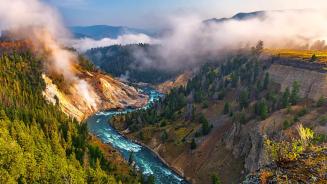 方解石温泉区和黄石河,黄石国家公园,怀俄明州,美国 (© Rebecca L. Latson/Getty Images)
