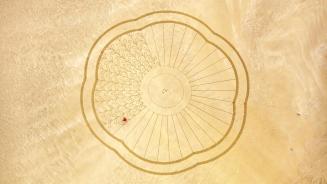 Beach art on Sauveterre Beach by Zarpo, Les Sables-d'Olonne, Vendee, France (© Hemis/Alamy Stock Photo)