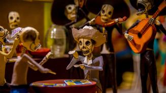 Skeletons (calacas) dressed up for Día de los Muertos celebrations in Mexico (© Amelia Fuentes Marin/Getty Images)
