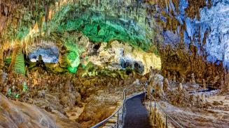 Walkway leading into the Big Room, Carlsbad Caverns, New Mexico (© Doug Meek/Getty Images)