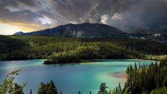 Emerald Lake, South Klondike Highway, Yukon, Canada (© artherng/Getty Images)