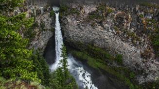 Helmcken waterfall in Wells Gray Provincial Park, British Columbia, Canada (© Laurens Verhoeven/iStock/Getty Images)