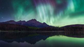 Northern lights over Patricia Lake in Jasper National Park, Alberta (© Daniel Viñé Garcia/Getty Images)