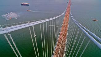 Runners in the 1990 New York City Marathon crossing the Verrazzano-Narrows Bridge (© David Madison/Getty Images)