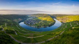 Moselle River loop near Kröv, Germany (© Jorg Greuel/Getty Images)