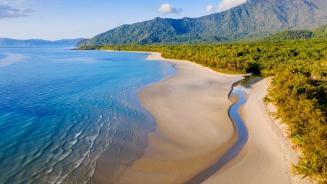 Noah Beach in Daintree Rainforest, Queensland, Australia (© bjeayes/Getty Images)