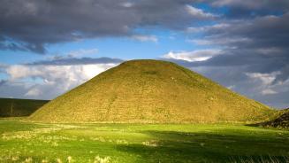 Neolithic site of Silbury Hill, Tilshead, Wiltshire, England (© dbstockphoto/Getty Images)