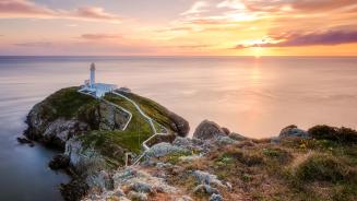 South Stack Lighthouse at sunset, Holyhead, Wales, UK (© mariotlr/Getty Images)