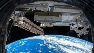 View from the cupola of the International Space Station above the South Pacific Ocean (© NASA)