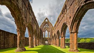 Sweetheart Abbey, Dumfries and Galloway, Scotland (© Westend61/Getty Images)