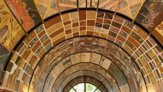 Indigenes Kunstwerk, Ngaruwanajirri Art Centre, Wurrumiyanga, Bathurst Island, Australien (© Robert Wyatt/Alamy)