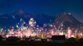 Silvesterfeuerwerk über der Stadt Garmisch-Partenkirchen mit Blick auf die Zugspitzgruppe, Bayern (© Marc Hohenleitner/Huber/eStock Photo)