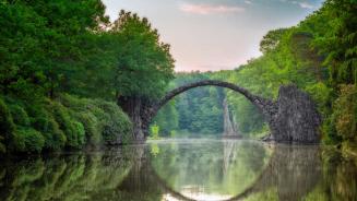 Rakotzbrücke in Kromlau, Landkreis Görlitz, Sachsen (© DieterMeyrl/Getty Images)