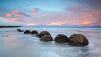 Moeraki Boulders bei Sonnenuntergang, Südinsel, Neuseeland (© Douglas Pearson/eStock Photo)