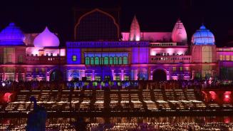 Lampen an den Ufern des Sarju-Flusses an Diwali, Ayodhya, Indien (© SANJAY KANOJIA/AFP/Getty Images)