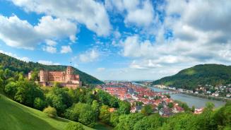 Blick auf Heidelberg und das Heidelberger Schloss im Frühling, Baden-Württemberg (© anyaivanova/Getty Images)