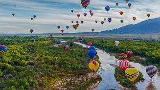 Heißluftballons bei der Albuquerque International Balloon Fiesta in Albuquerque, New Mexico, USA (© gmeland/Shutterstock)