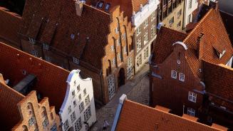 Vogelperspektive auf Giebelhäuser, Große Petersgrube, Lübeck, Schleswig-Holstein (© H & D ZIELSKE/Image Professionals GmbH/Alamy Stock Foto)