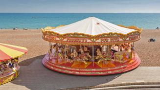 „Golden Gallopers Carousel“ an der Strandpromenade in Brighton, East Sussex, England, Vereinigtes Königreich (© Graham Prentice/Alamy)
