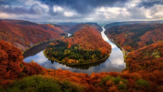 Blick auf die Saar im Herbst, Saarschleife, Mettlach, Saarland (© Sus Bogaerts/Getty Images)