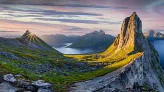 Berg Segla, Senja Insel, Troms und Finnmark, Norwegen (© imageBROKER/Moritz Wolf/Getty Images)