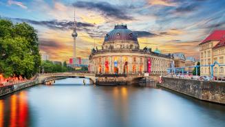 Museumsinsel auf der Spree und Fernsehturm, Berlin (© TomasSereda/Getty Images)