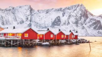 Traditionelle rote Fischerhütten am Ufer des Reinefjords, Norwegen (© Pilat666/Getty Images)