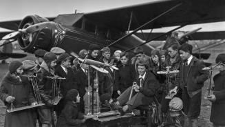 Amelia Earhart impartisce una lezione a degli studenti a Newark, New Jersey, USA (© Bettmann/Getty Images)