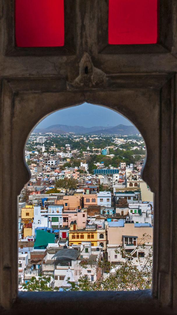从乌代布尔城市宫殿往下俯视的景象，印度拉贾斯坦邦乌代布尔 (© Matthias Graben/Getty Images)