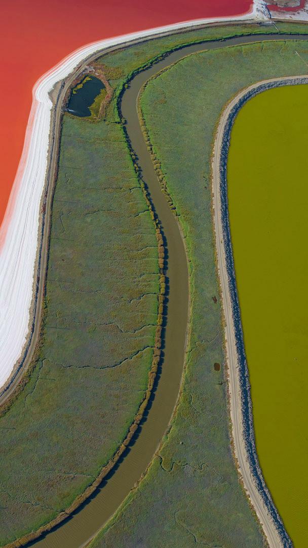 旧金山湾的盐蒸发池，美国加利福尼亚州 (© Jason Hawkes/REX/Shutterstock)