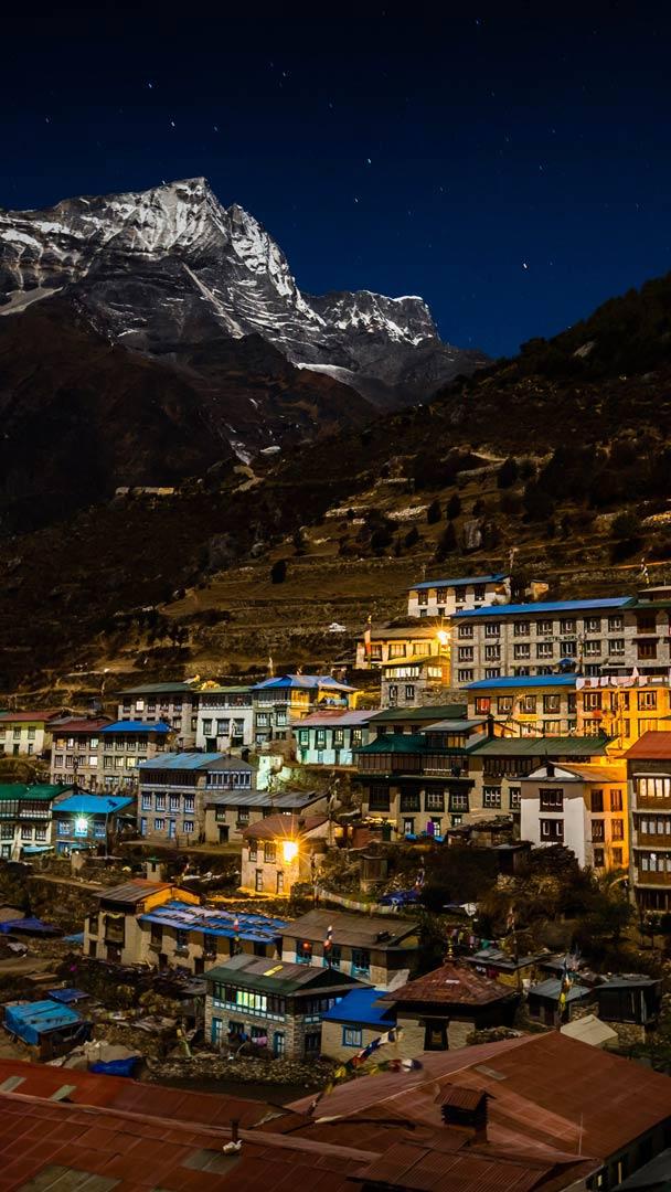 在南崎巴札小镇上方矗立的Kongde Ri山峰,萨加玛塔国家公园,尼泊尔 (© Andrew Peacock/Aurora Photos)