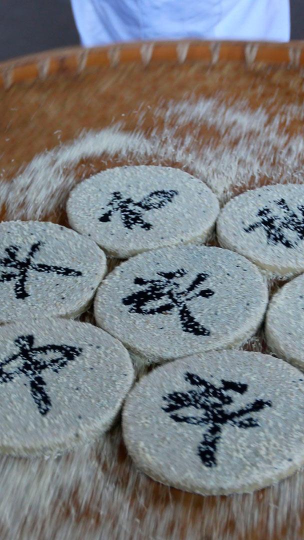 安徽糕点艺术家制作的手工徽式月饼,中国黄山 (© amy Stock Photo)