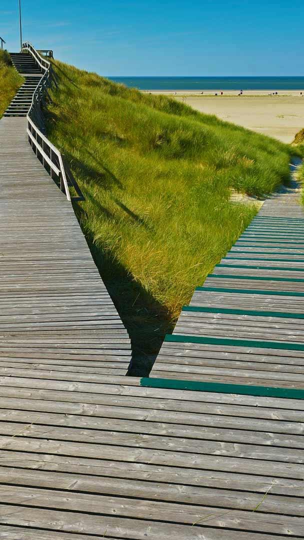 德国阿姆鲁姆岛诺尔多夫市的木板路 (© Raimund Linke/Getty Images)