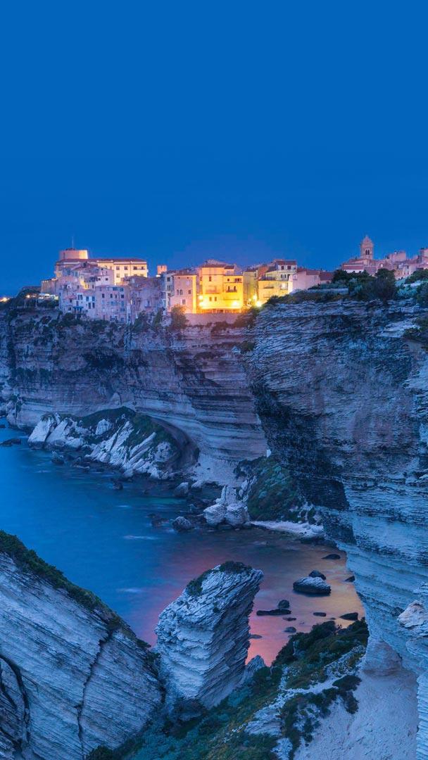 科西嘉岛上的博尼法乔城，法国 (© Hemis/Alamy)