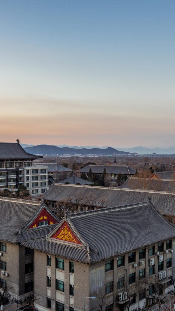 【北京大学120周年校庆】中国最有声望的学府之一北京大学日落时的鸟瞰图(© Dong Wenjie/Getty Images)