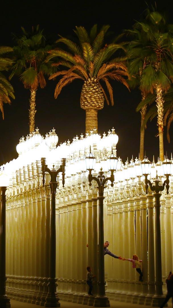 位于洛杉矶艺术博物馆的克里斯·伯登的雕像“城市之光”,加利福尼亚州洛杉矶 (© Victor Decolongon/Getty Images)