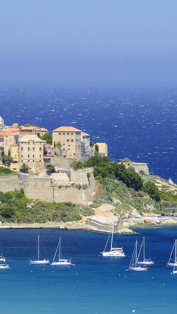 巴拉涅卡尔维湾的城堡和要塞，法国科西嘉岛 (© Siephoto/Masterfile)