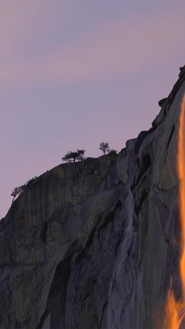 马尾瀑布形成的火瀑,美国加利福尼亚州优胜美地国家公园 (© Nimia)