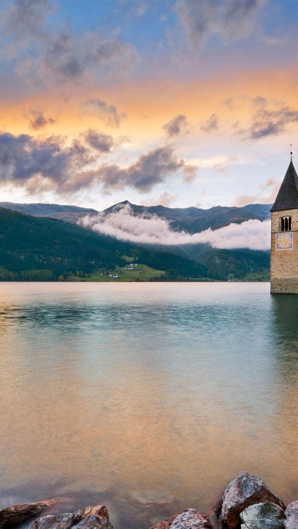 雷西亚湖上的钟楼 ,意大利博尔扎诺 (© Scacciamosche/Getty Images)