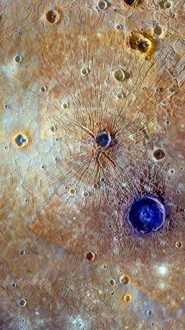 卡洛里盆地的合成全彩图,水星 (© NASA/Johns Hopkins University Applied Physics Laboratory/Carnegie Institution of Washington)