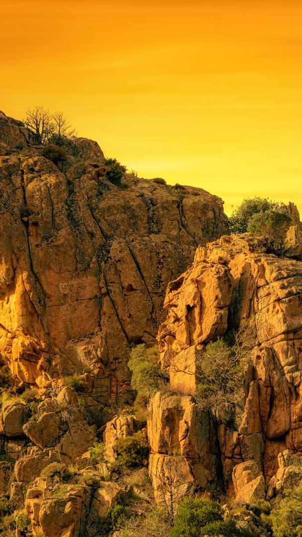 Calanques de Piana岩层上的一个心形洞，法国科西嘉岛 (© joningall/Getty Images)