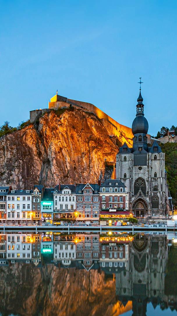 迪南镇和默兹河,比利时纳穆尔 (© Kadagan/Shutterstock)