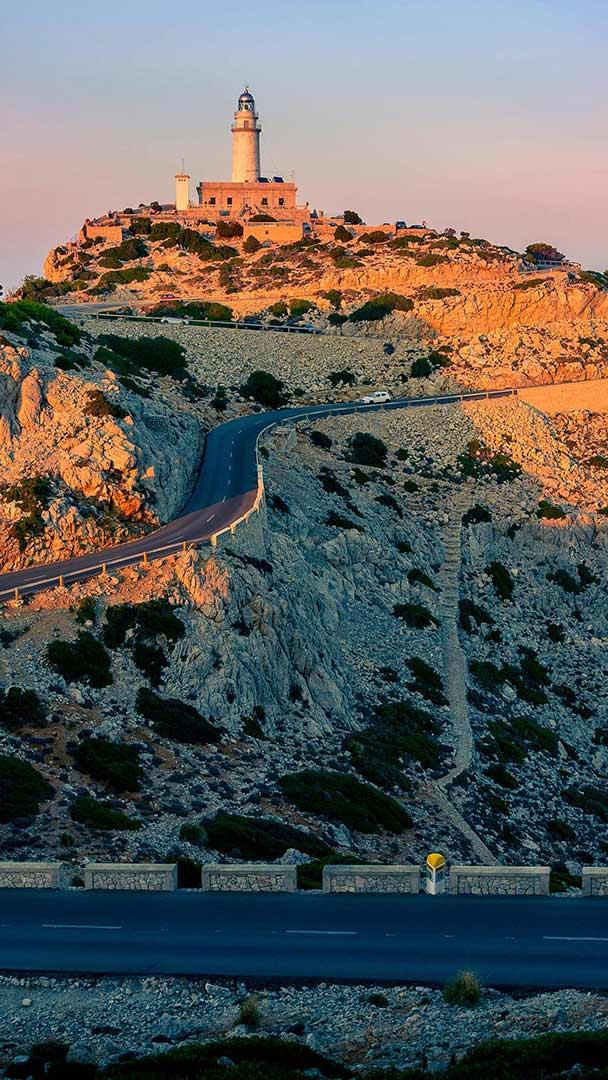 悬崖边的福门托尔角灯塔，西班牙马略卡岛 (© Lasse Eklöf/DEEPOL by plainpicture)