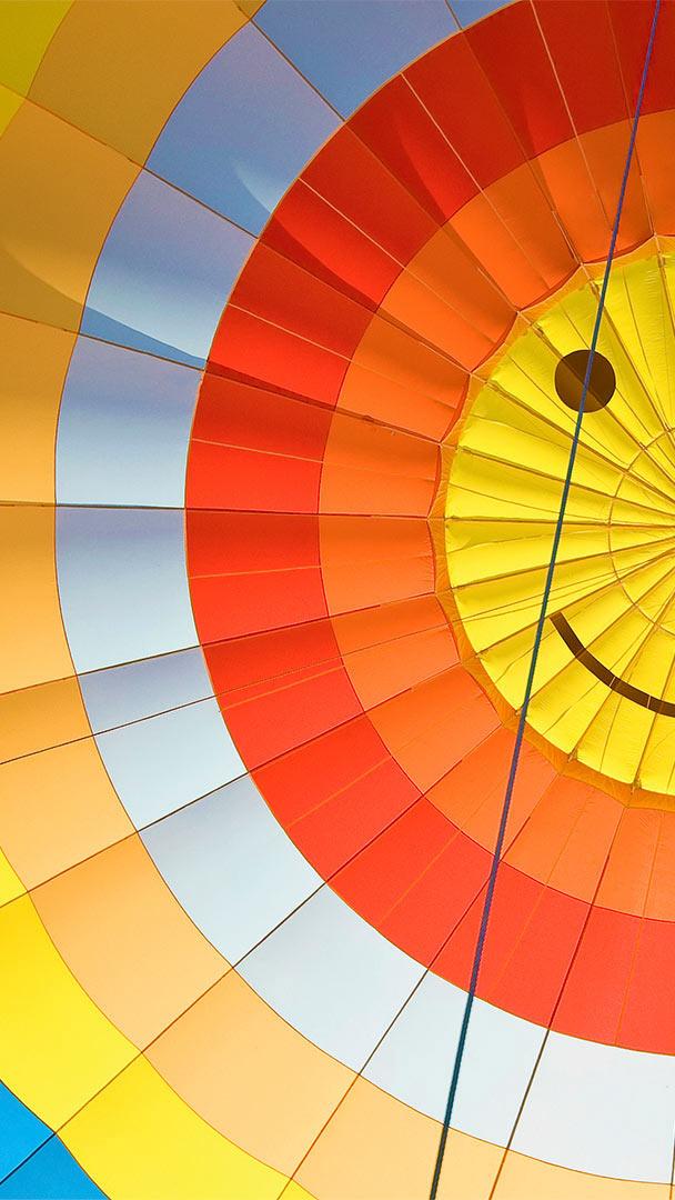 笑脸热气球 (© Leonsbox/Getty Images Plus)