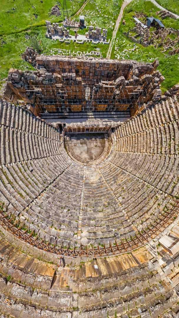土耳其棉花堡附近希腊古城希拉波利斯的剧院鸟瞰图 (© Amazing Aerial Agency/Offset by Shutterstock)