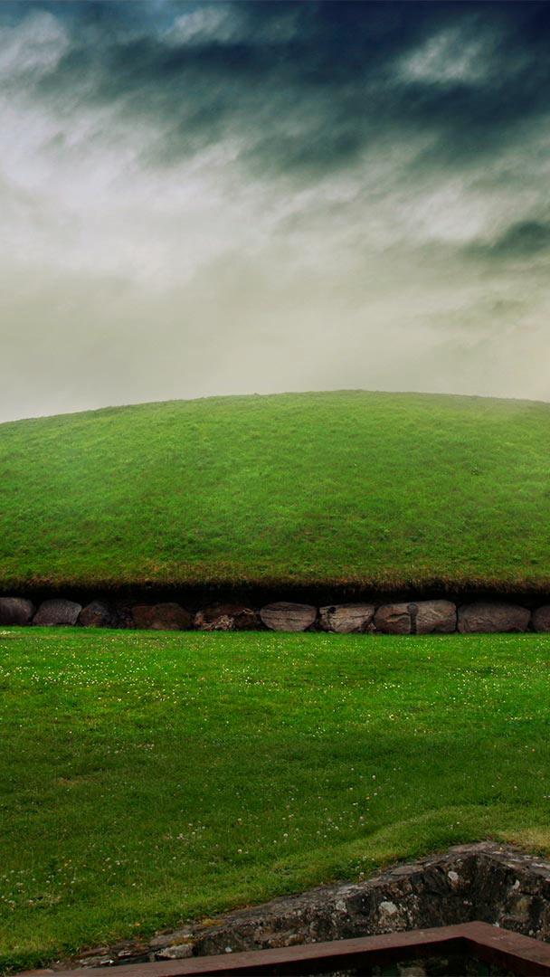 纽格兰奇墓,爱尔兰博因河谷 (© whatapicture/plainpicture)