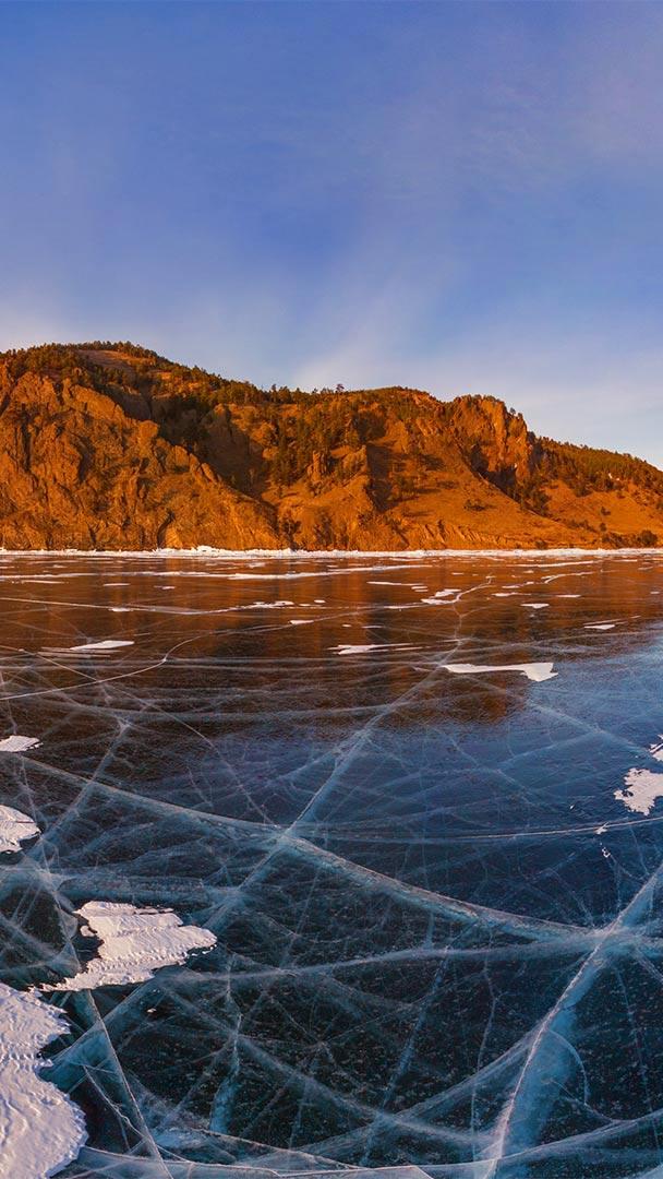汽车穿过贝加尔湖冰面的鸟瞰图,俄罗斯 (© Amazing Aerial Agency/Offset)
