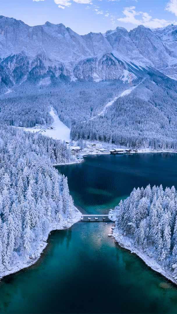 楚格峰下的艾布湖,德国巴伐利亚 (© Marc Hohenleitner/Huber/eStock Photo)