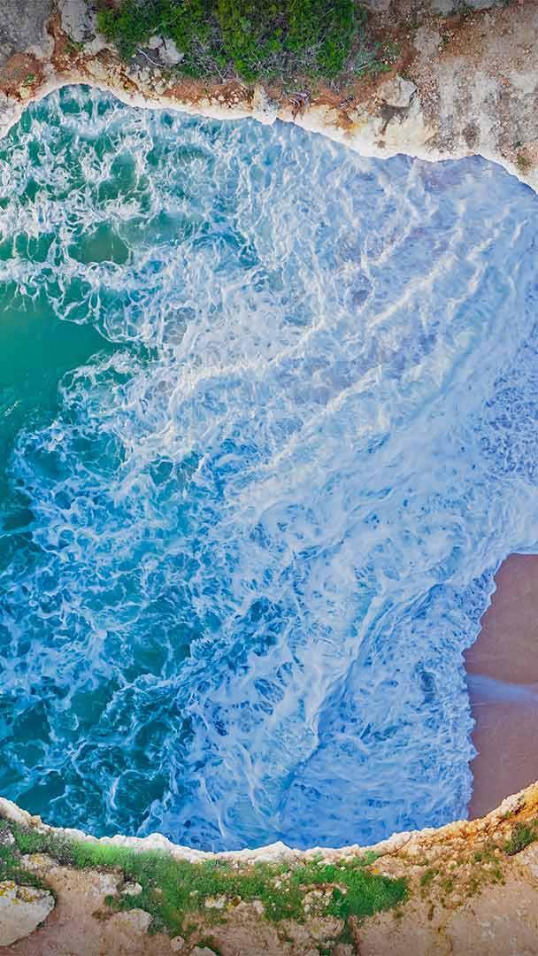 贝纳吉尔洞穴,葡萄牙阿尔加维 (© Michael Malorny/Offset by Shutterstock)